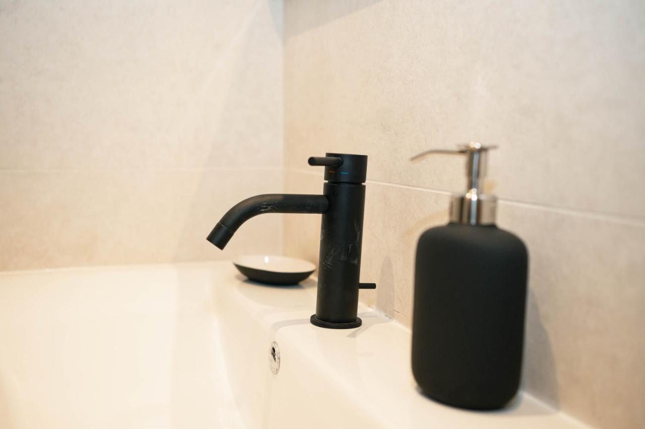 Black Marble - Design Apartment Bari Extérieur photo
